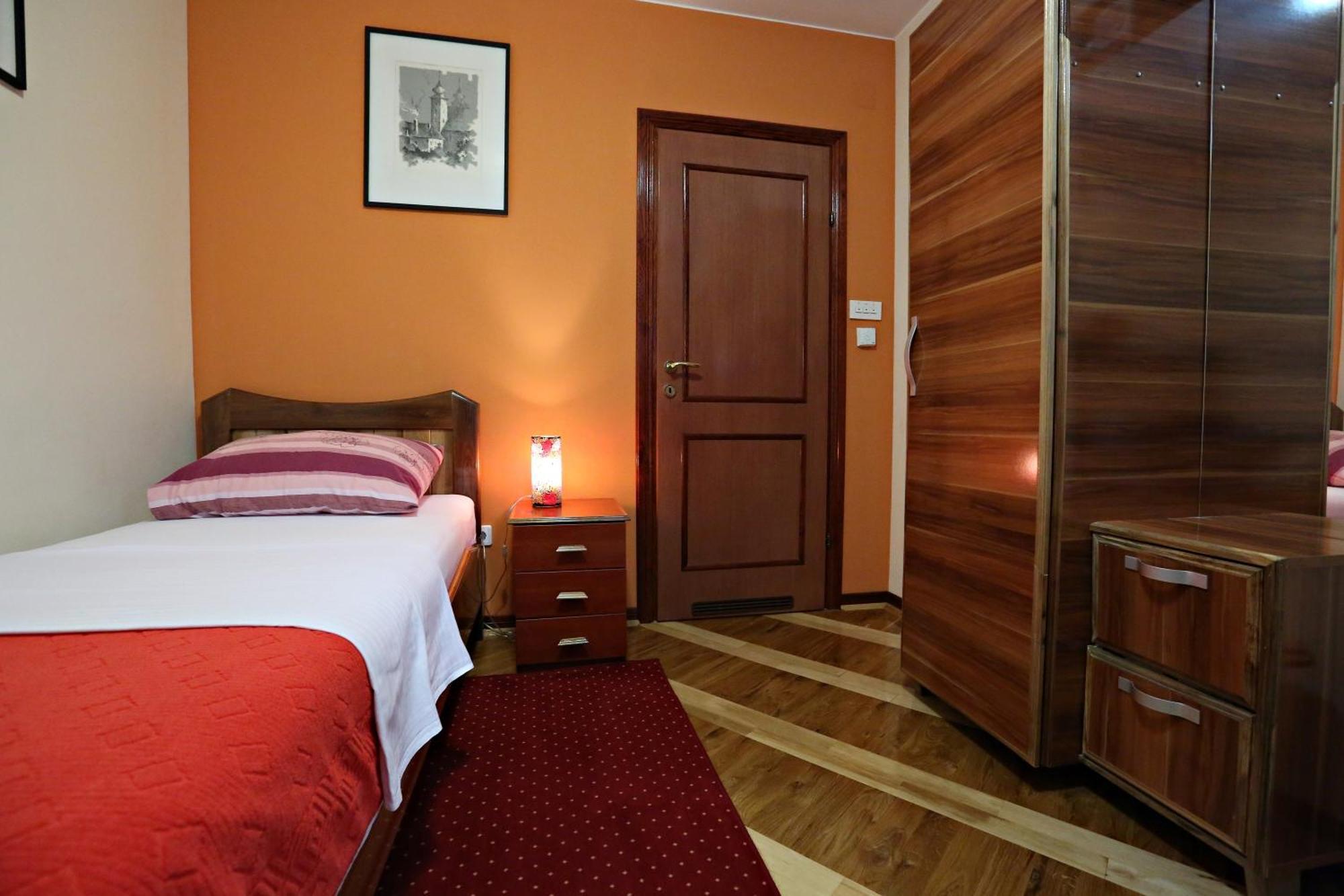 Apartments & Rooms Vienna Eszék Kültér fotó